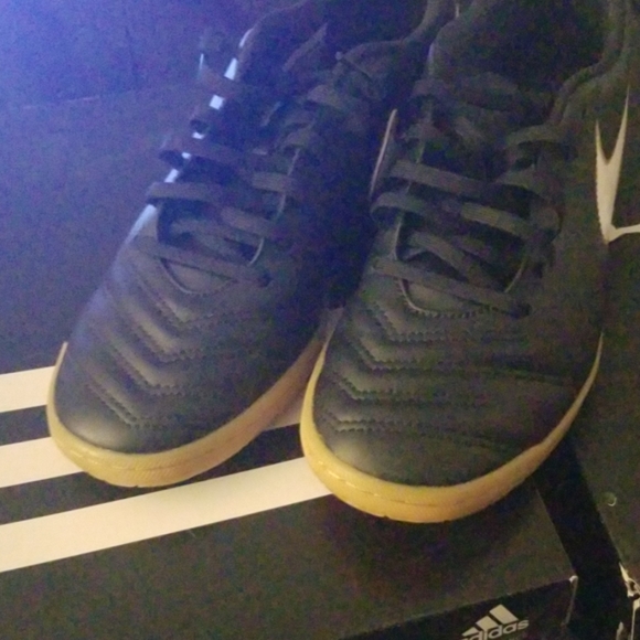 Soccer shoes - Picture 2 of 2